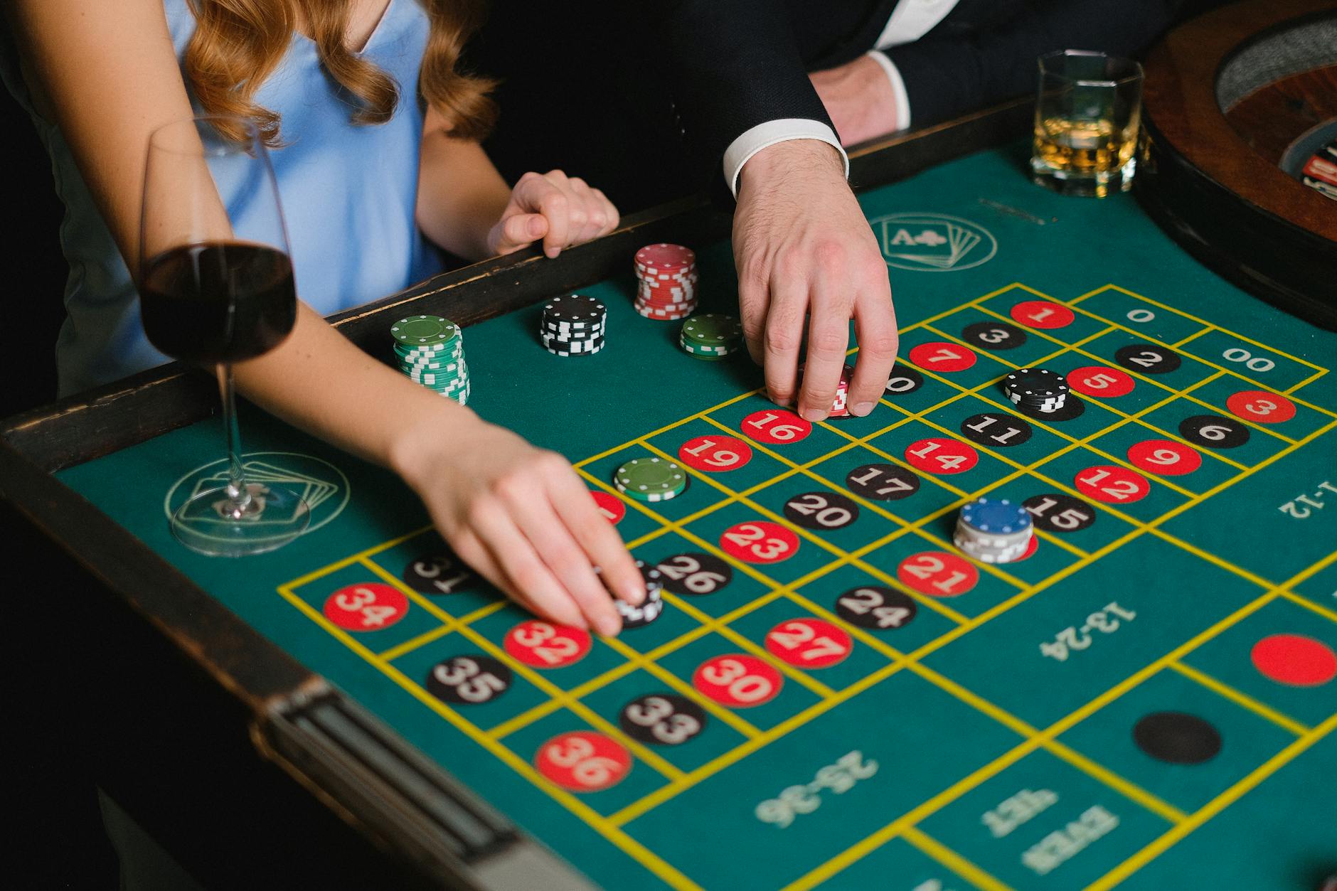 Người chơi đang đặt cược roulette trên giao diện online đơn giản