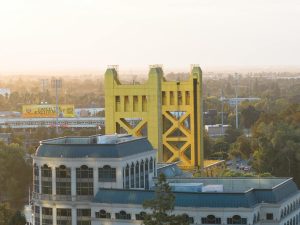 Người chơi quan sát bàn bắn cá trước khi vào nhịp bắn