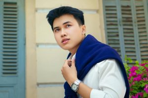 Người dùng tạo tài khoản trên điện thoại với giao diện đăng ký rõ ràng