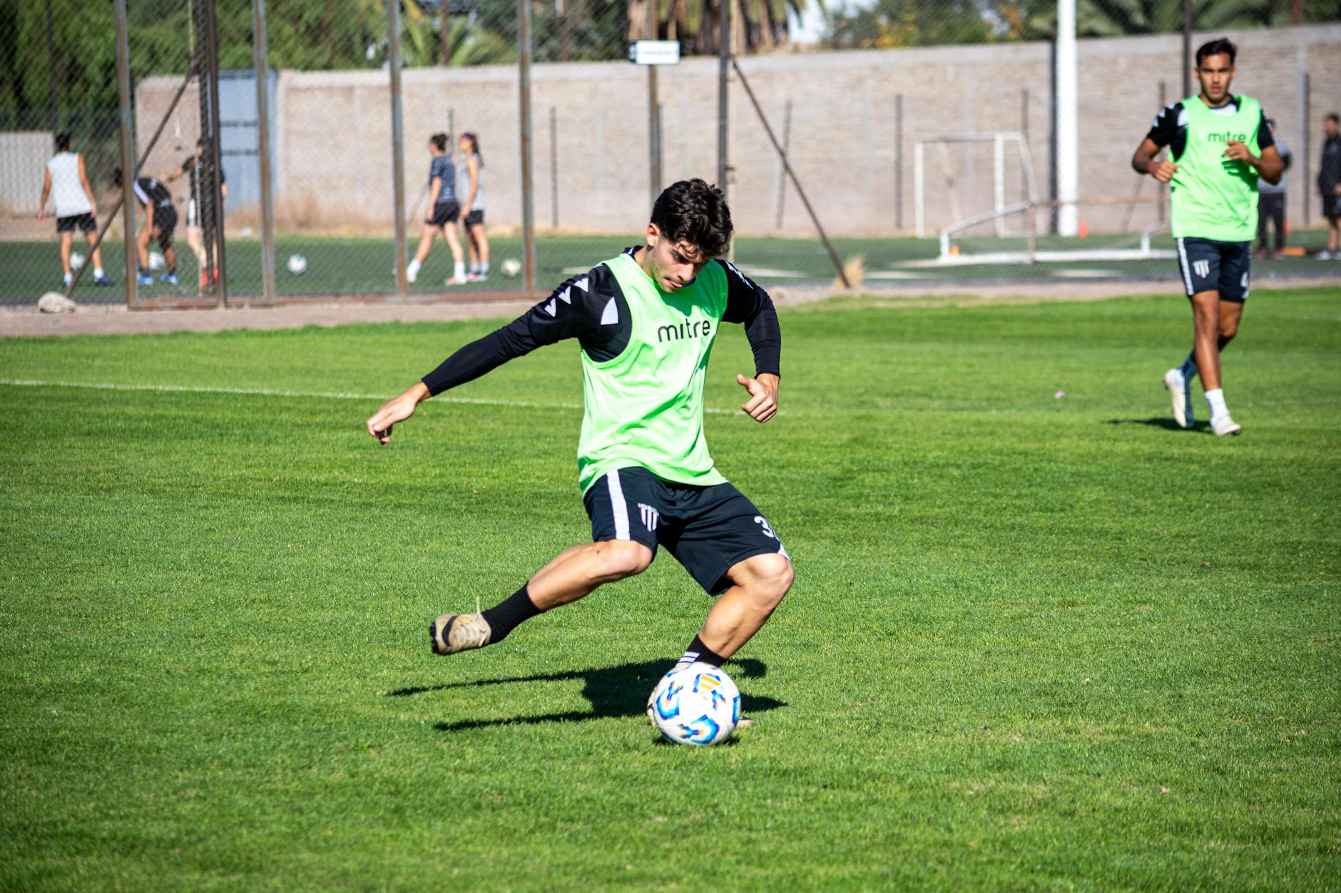 Pha tranh chấp quyết liệt trong một trận bóng đá Tây Ban Nha