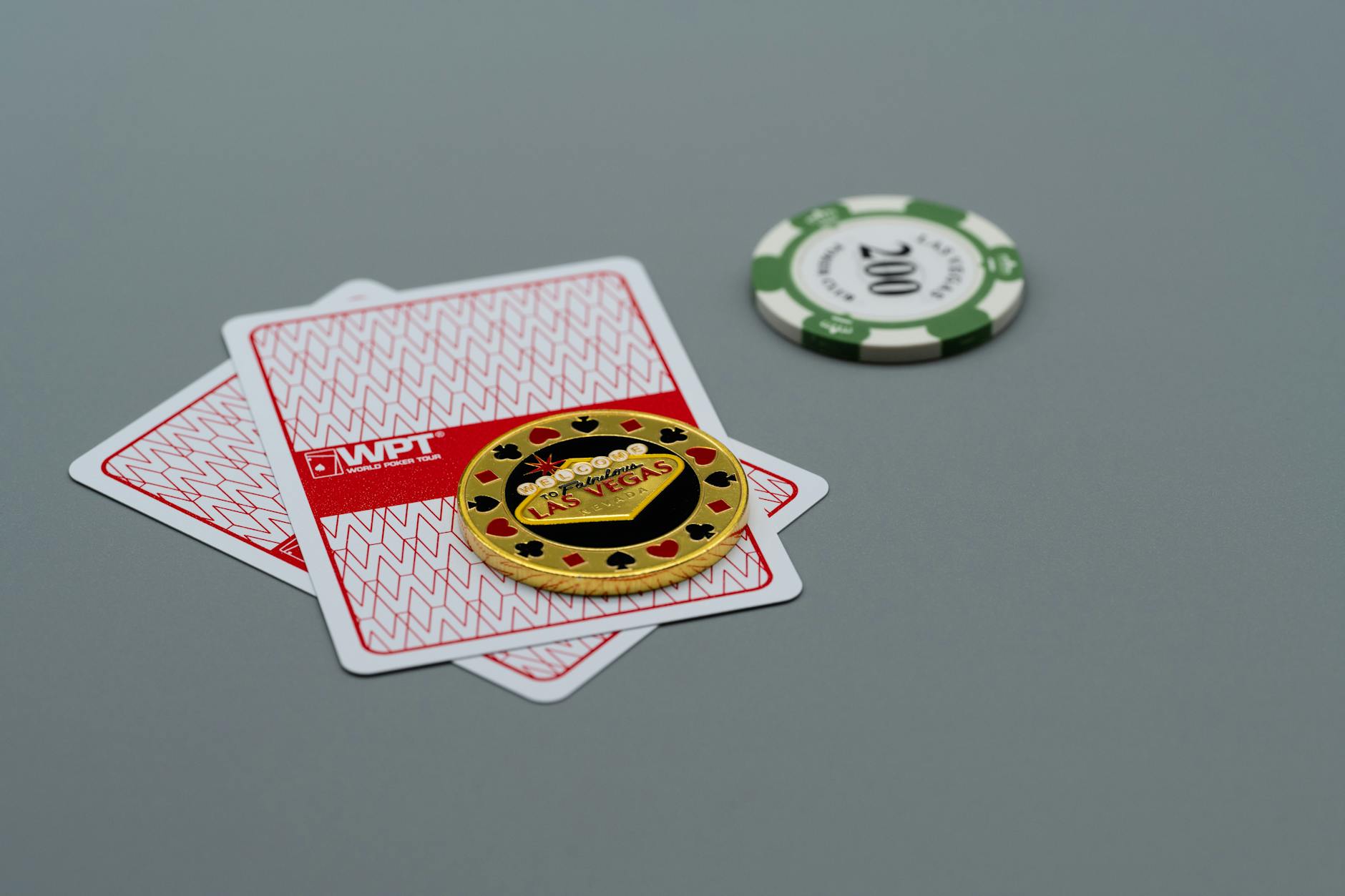 Bàn baccarat với chip cược và bộ bài đang được chia