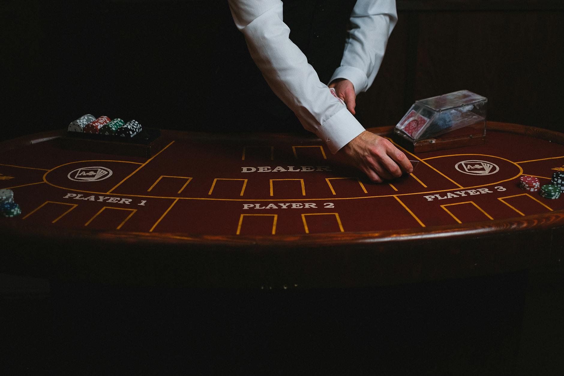 Bàn baccarat trực tiếp với dealer đang chia bài trong không gian casino hiện đại