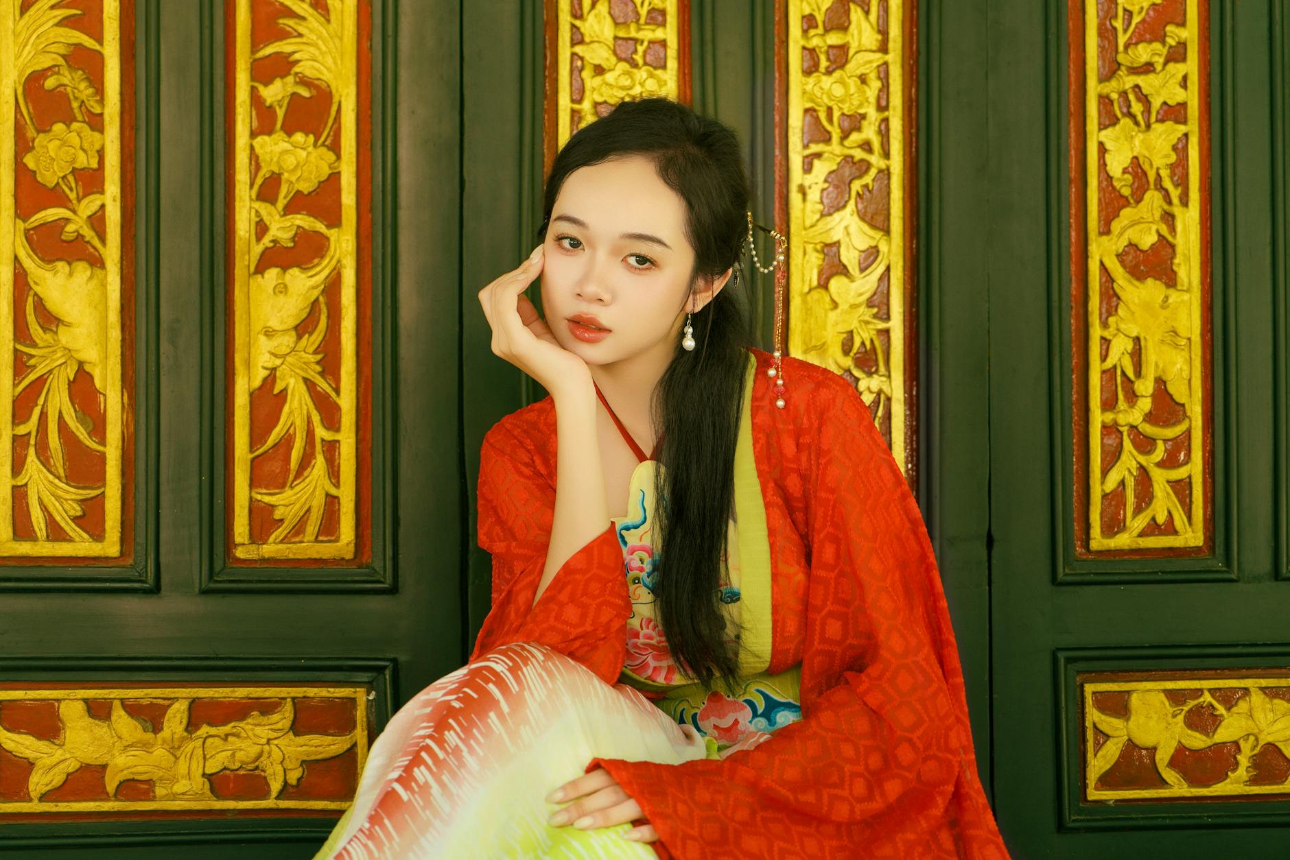 Tình huống tranh chấp quyết liệt trong một trận bóng đá