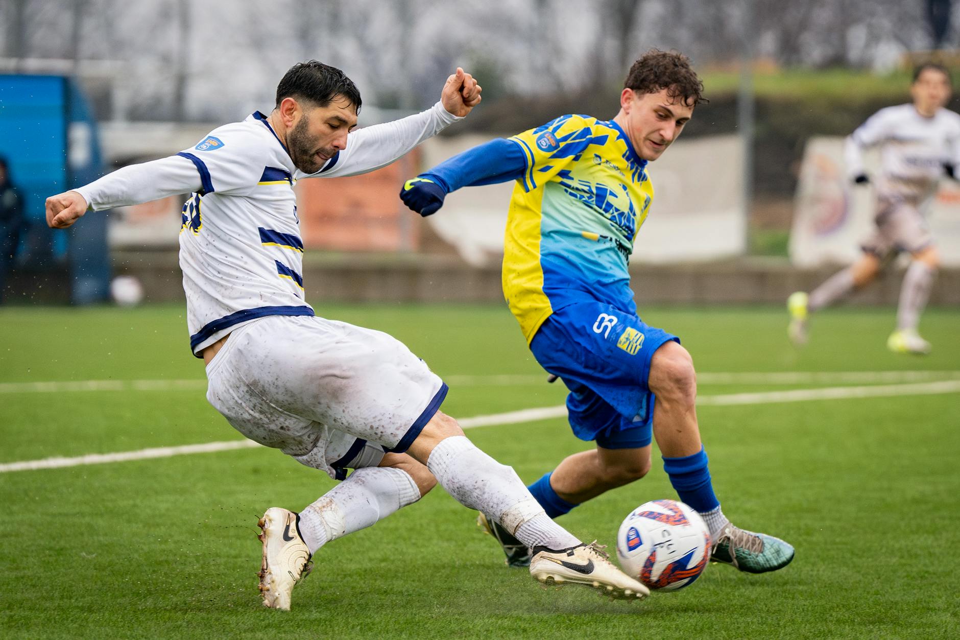 Pha tranh chấp khu trung tuyến trong một trận Serie A