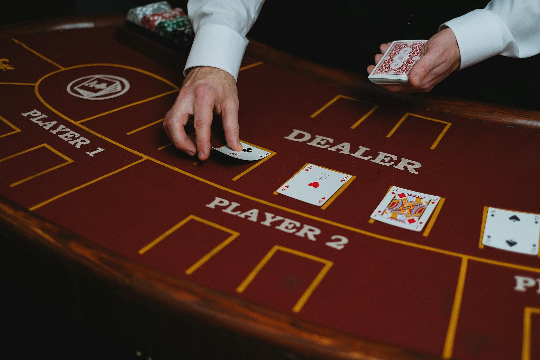 Bàn baccarat trực tuyến với góc nhìn rõ ràng, dễ theo dõi