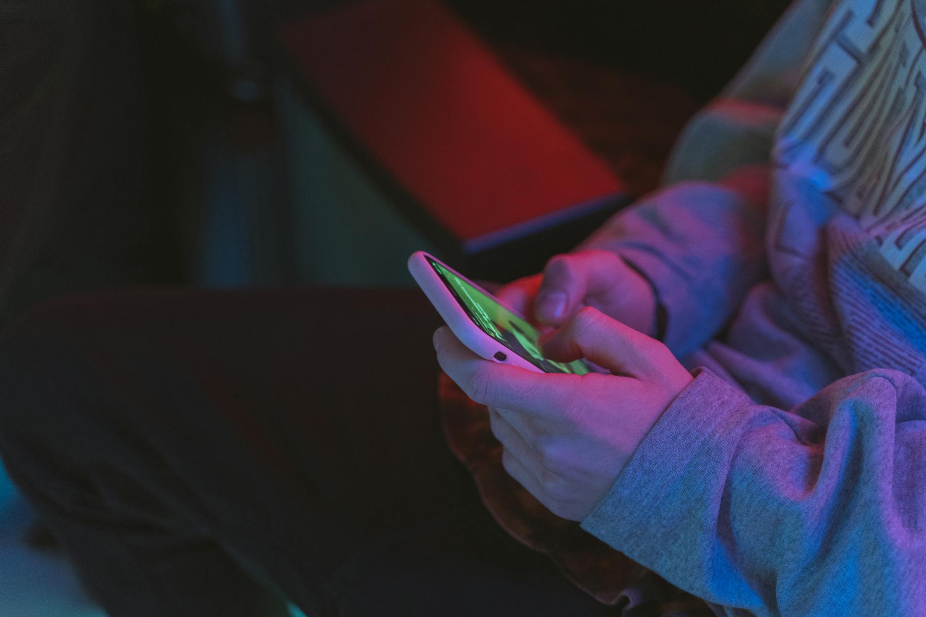 Người dùng thao tác ứng dụng game trên điện thoại bằng một tay