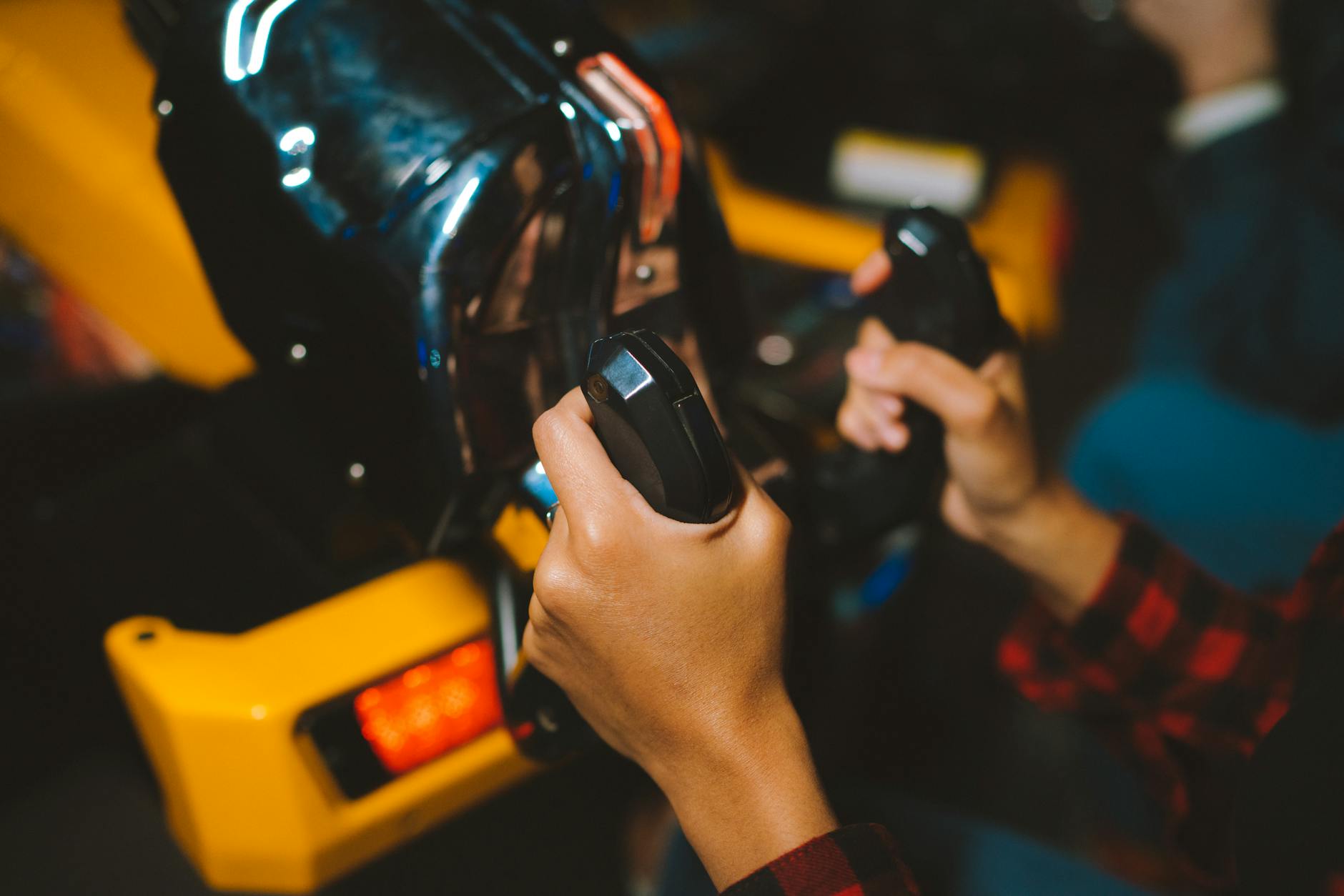 Người chơi sử dụng điện thoại để trải nghiệm game bắn cá trực tuyến