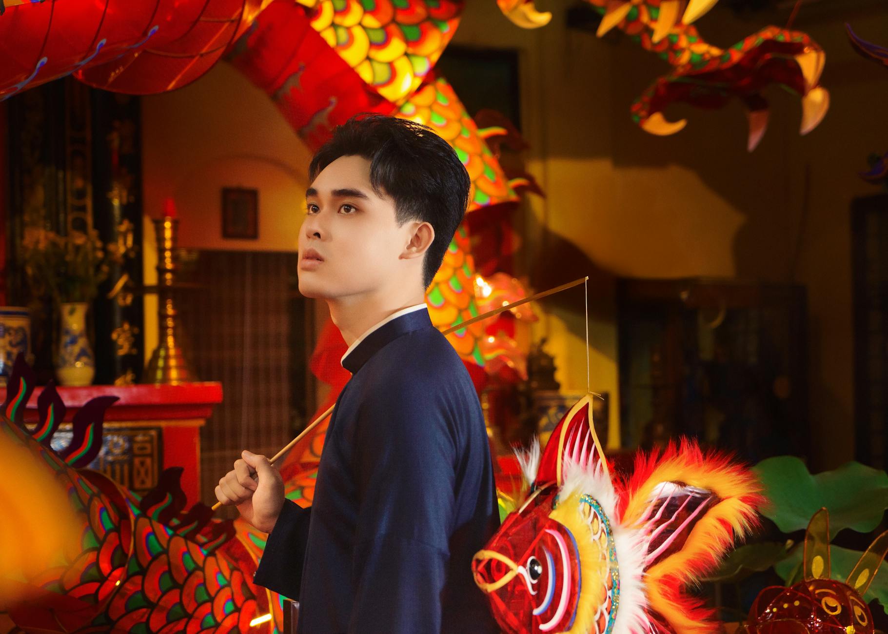 Người chơi xem bảng trả thưởng của game slot trước khi quay